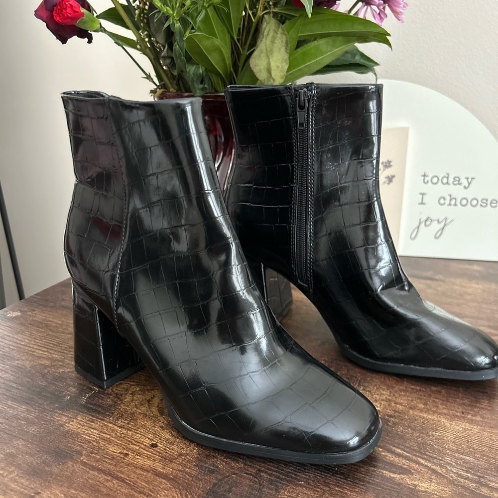 NWNT Madden Girl Black Croc-Pattern Ankle Booties - Picture 2 of 6